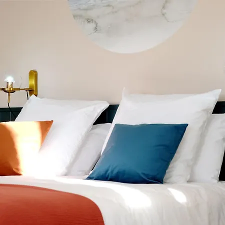 Guest house D'hotes De Charme Le Logis Rouge La Rochelle, Vendee, Ile De Re, Marais Poitevin, Calme Campagne Piscine