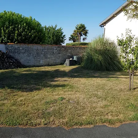 Le Logis Rouge D'hôtes De Charme Avec Piscine Près De La Rochelle