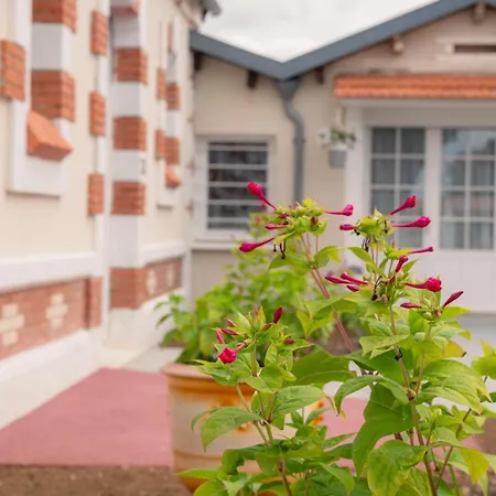 Guest house D'hotes De Charme Le Logis Rouge La Rochelle, Vendee, Ile De Re, Marais Poitevin, Calme Campagne Piscine Charron (Charente-Maritime)