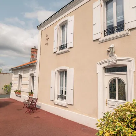 Le Logis Rouge D'hôtes De Charme Avec Piscine Près De La Rochelle 3*