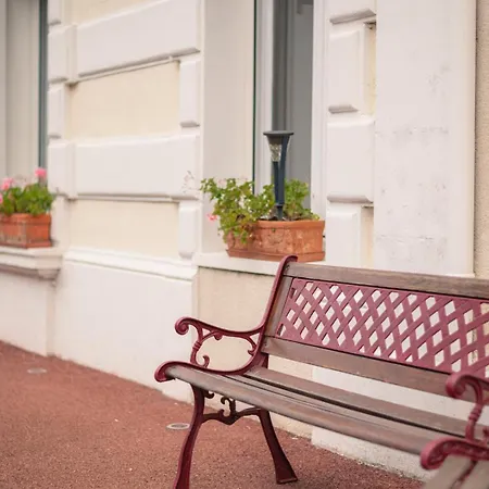 D'hotes De Charme Le Logis Rouge La Rochelle, Vendee, Ile De Re, Marais Poitevin, Calme Campagne Piscine Guest house