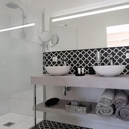 D'hotes De Charme Le Logis Rouge La Rochelle, Vendee, Ile De Re, Marais Poitevin, Calme Campagne Piscine Guest house