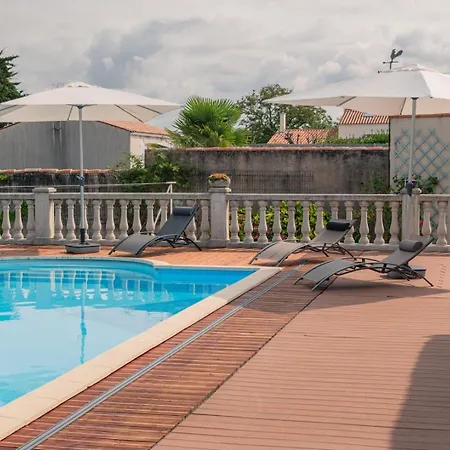 D'hotes De Charme Le Logis Rouge- Velodyssee-charron- La Rochelle - Vendee - Ile De Re, Marais Poitevin, Calme Campagne Piscine 3*