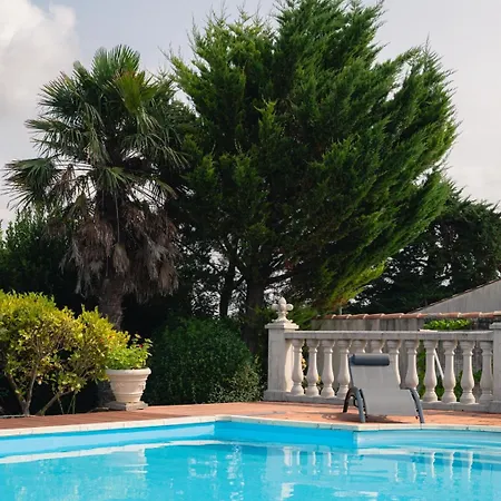 D'hotes De Charme Le Logis Rouge- Velodyssee-charron- La Rochelle - Vendee - Ile De Re, Marais Poitevin, Calme Campagne Piscine Gæstehus