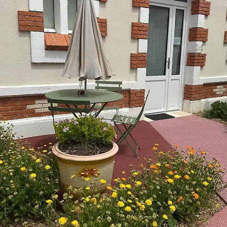 Le Logis Rouge D'hotes De Charme Avec Piscine Pres De La Rochelle